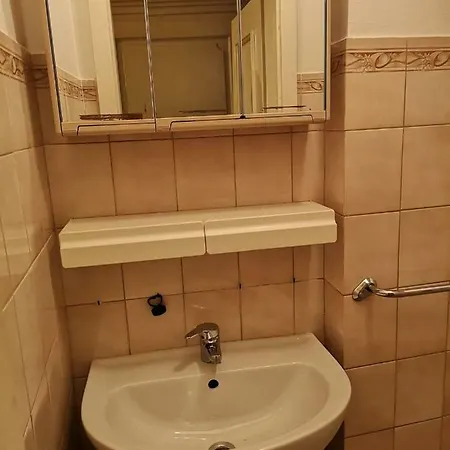 Center, 1, Ostrovni 26 *